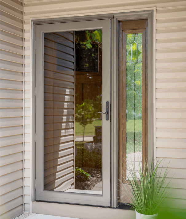Entryway storm doors